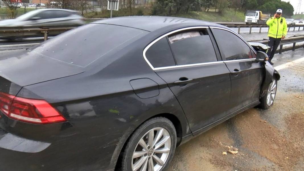 TEM'de feci kaza! Parçalanmış aracı görenler gözlerini ovuşturup bir daha baktı 5